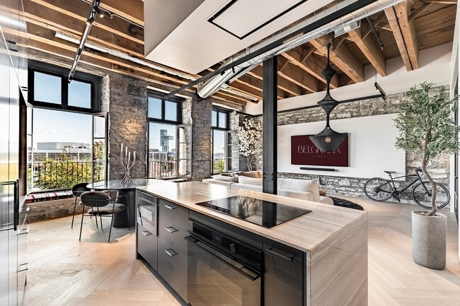 Photo - 215 Boul. Saint-Laurent Unit 23