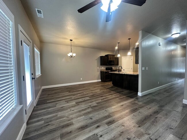 Photo - ** Move-in Discount** 3 Bedroom - 2.5 bathroom - in the heart of Cedar City!