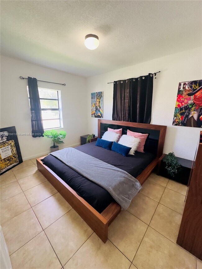 Photo - 301 NW 37th St