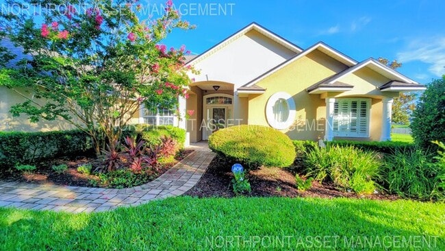 Building Photo - Luxurious 5-Bedroom Retreat with Private P... Rental