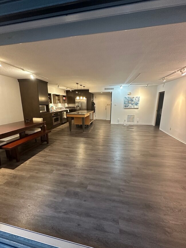 Large living area dining room - 4545 Wornall Rd Unit 202