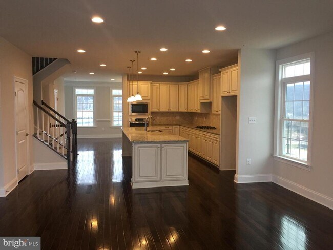 Photo - 401 Gladstone Ct