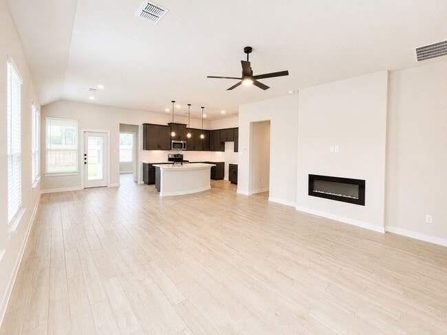 Photo - Beautiful 3 Bedroom Home + Study in Paramount