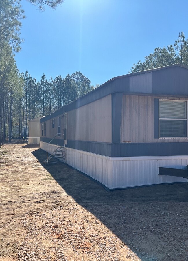 Building Photo - 1996 Fleetwood Lot 10