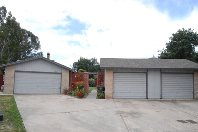 Building Photo - Two Bedroom Triplex with One Bathroom and ... Unit 2608 Rental