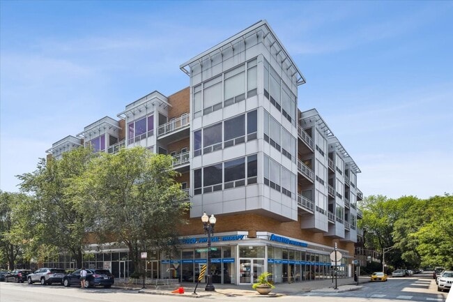 Building Photo - 3920 N Sheridan Rd Unit 410 Rental