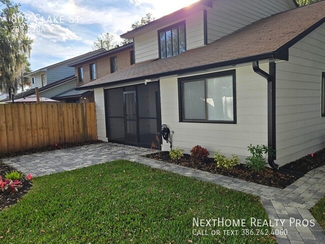 Photo - 805 Clake St