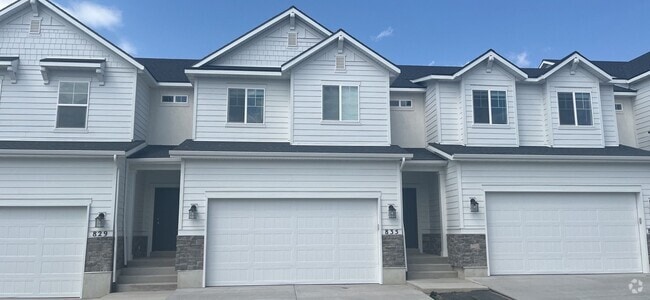 Building Photo - Brand New Townhome on Hilltop Haven