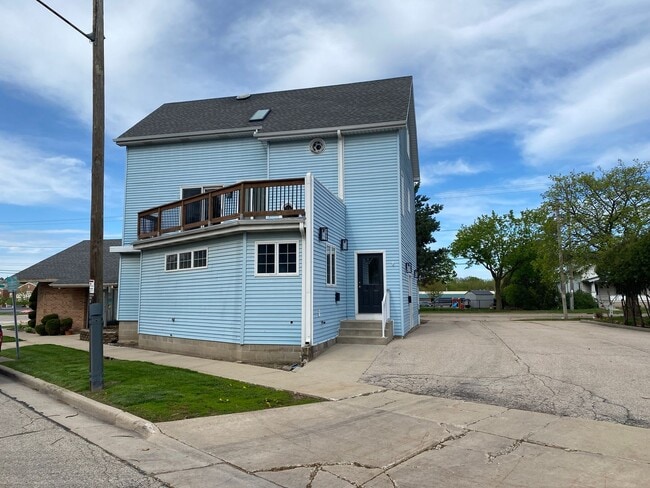 Building Photo - 201 S Pine St Unit 205 S. Pine St.