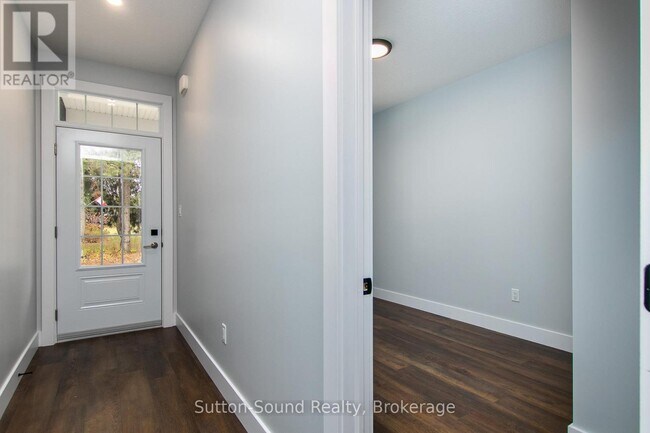 Photo - 202 Queen St W