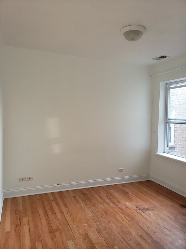 Building Photo - 6812 N Wayne Ave Unit 4A