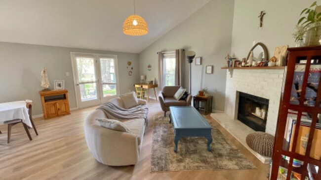 Photo - 209 Hutchins Dr