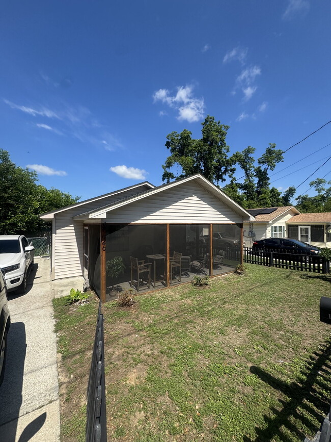 Photo - Cozy 2 bedroom 2 bathroom house near campus