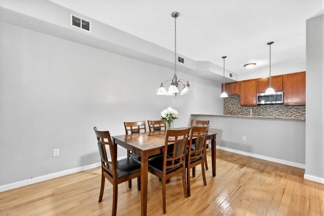 Building Photo - 612 12th St Unit 3