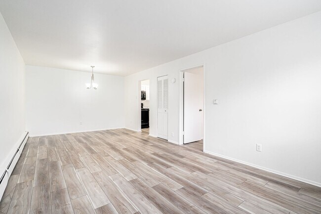 Photo - Lindsay Court Apartments