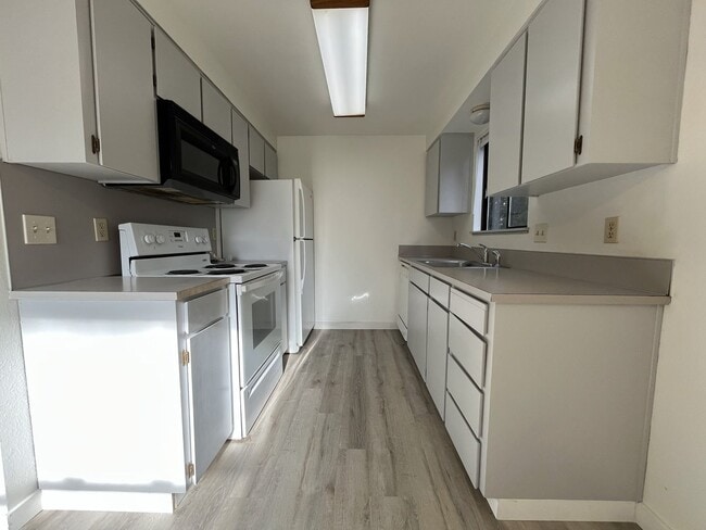 Photo - Spacious 2BD/1.5BA Ground-Floor Apartment with Spacious Bedrooms & Modern Kitchen Layout