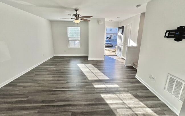 Photo - 2103 Portway Alley