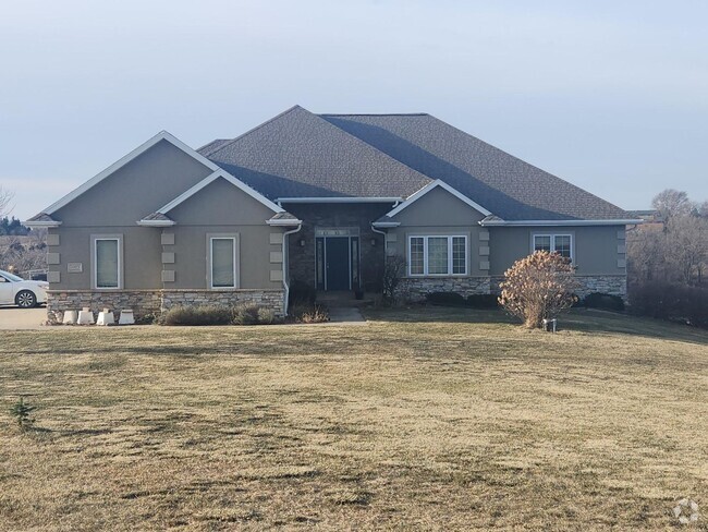 Building Photo - Beautiful Home with Scenic Views