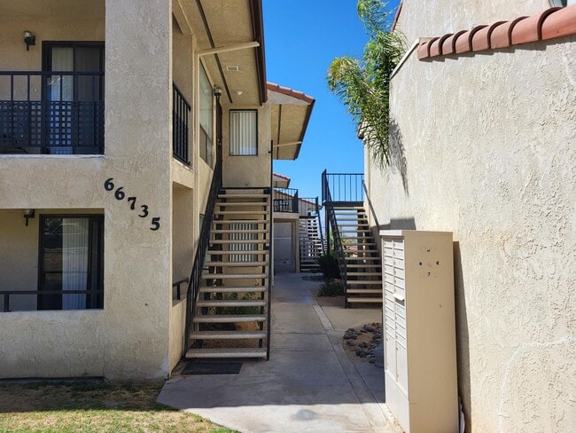 Building Photo - SUPER CLEAN & CUTE 2 BED 2 BATH Rental