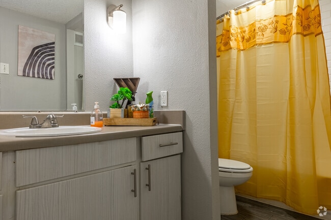 1BR, 1BA - 734SF - Bathroom