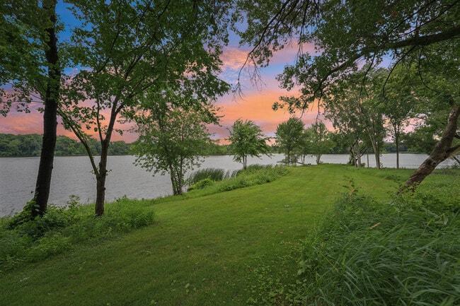 Building Photo - Salem Green