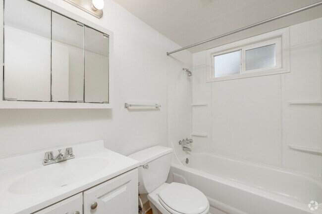 2BR, 1BA - 880SF - Bathroom