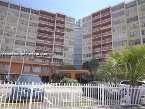 Building Photo - 2025 NE 164th St Unit 302