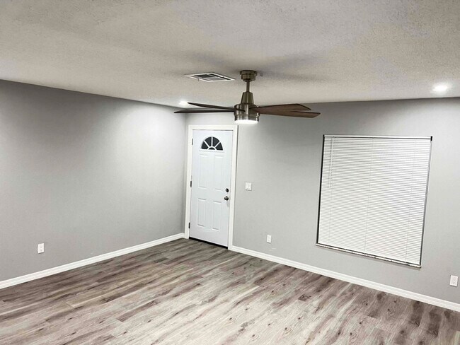 Photo - 111 W Hanlon St