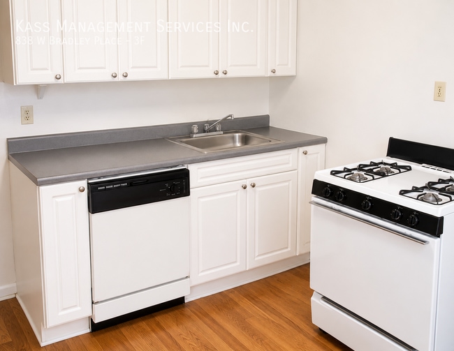 Building Photo - 838 W Bradley Pl Unit 3F
