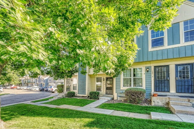 Building Photo - $1,495 - 2 Bed 1 Bath Townhome in Aurora w... Unit E