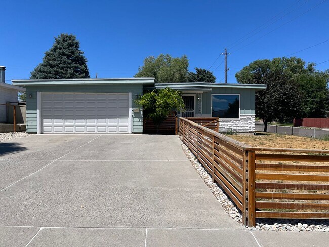 Cute tree street home with 2 car garage!! - Cute tree street home with 2 car garage!!