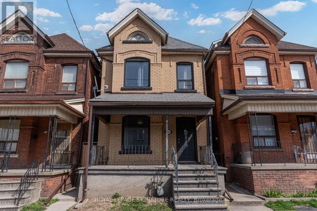 Photo - 212 Wellington St N