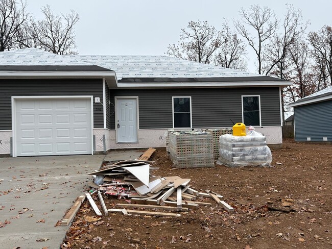 Building Photo - 598 N Airport Rd Unit 596 N Airport Rd