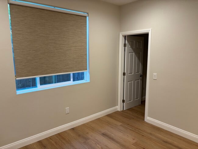 2454 Los Feliz Dr