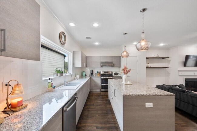 Photo - 1333 W 22nd St