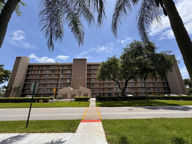 Building Photo - 4570 NW 18th Ave Unit 605