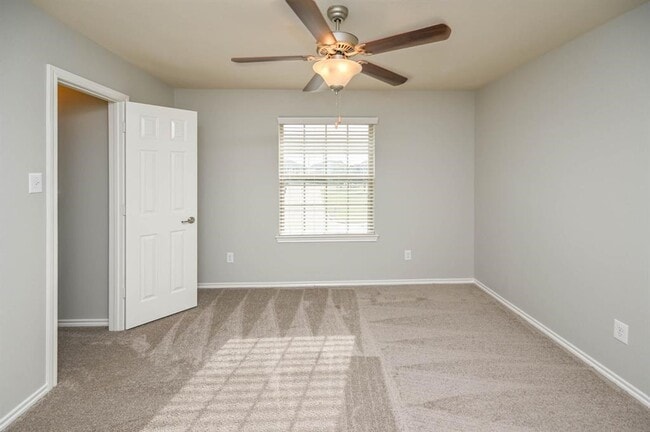 Building Photo - 6431 Calgary Woods Ln Rental