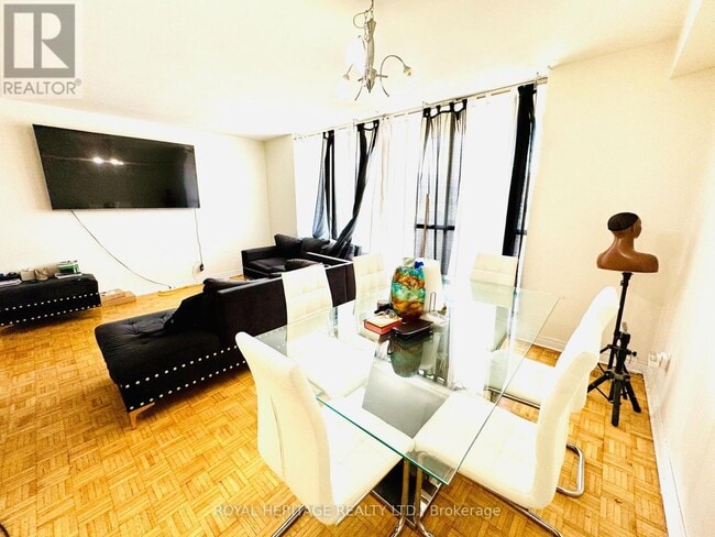 Photo - 1 Massey Square Unité 314