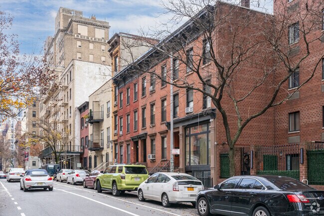 Photo - 364-366 W 30th St