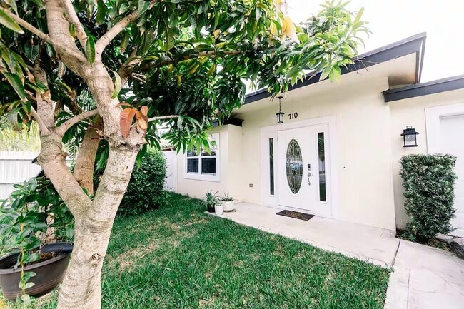 Photo - 710 Dobbins St