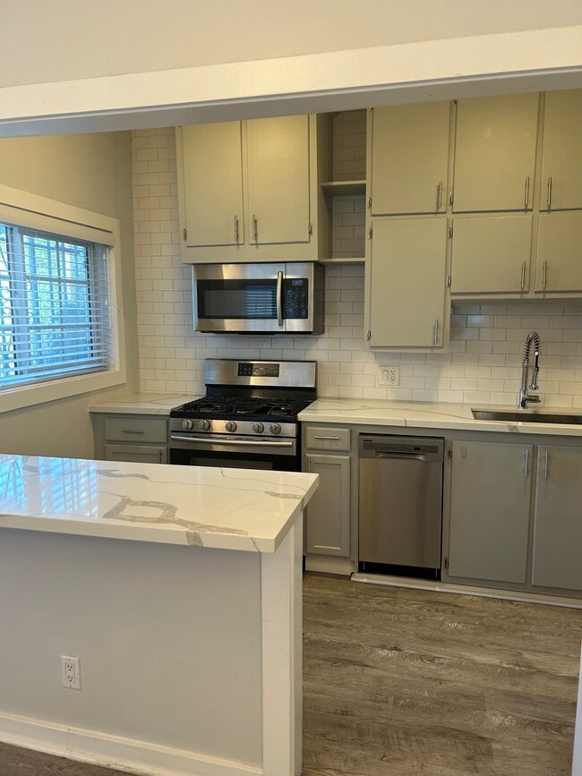 Building Photo - 832 Hilldale Ave Rental