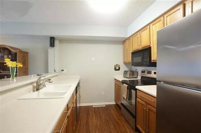 Photo - 2 bedroom, 2-1/2 bath end-unit condo west side Iowa City