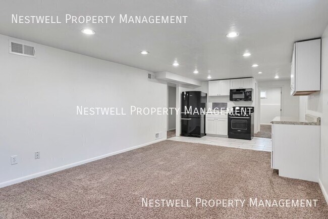 Photo - 1335 E Maplewood Cir Unit B