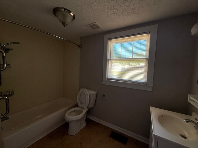 Photo - 223 N Tennessee St