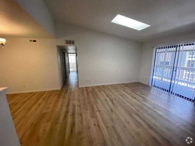 Building Photo - Beautiful 3 bedroom Condo in Aurora Unit 203