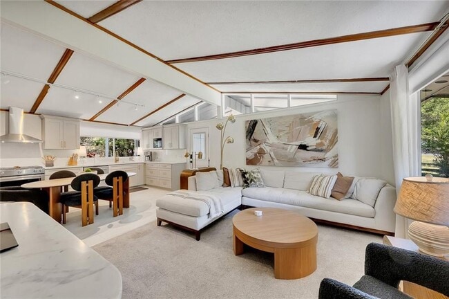 Photo - 111 Robinhood Dr