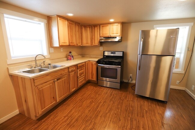 Photo - 703 S Main/Units 1-3 Unidad 3