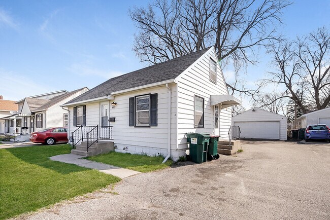 Photo - Enchanting 3 bed, 1 bath home in Columbia ...