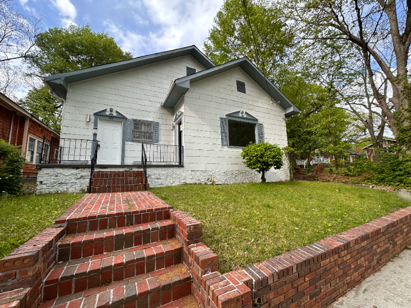 Photo - 1111 Lawton Pl SW