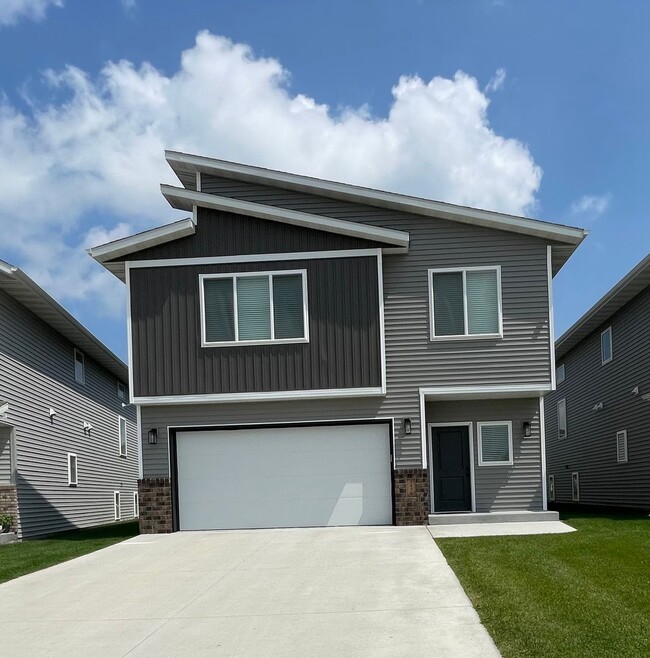Building Photo - 4-bedroom, 3-bathroom South Fargo Single-F... Rental